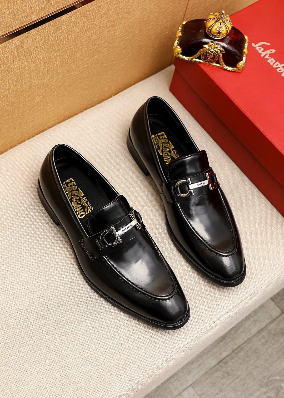 Men's shoes 💰460 💐 Product trademark: Ferragamo "Ferragamo" casual leather shoes Regular size: 39-44 (38.45.46🉑️Customized) Product materials: Selected imported open-edge beaded cowhide leather upper + classic hardware buckle, imported water-dyed cowhide leather lining. Strong three-dimensional visual effect, combined outsole Color: 2⃣️colors available